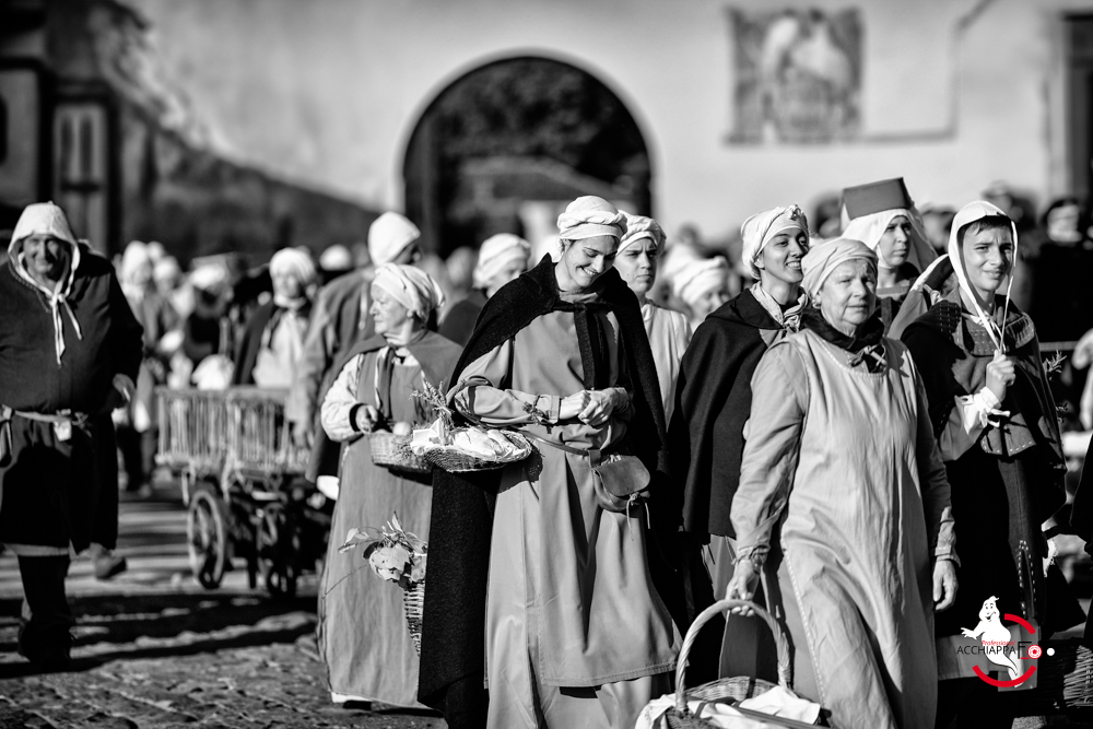 Medioevo in Fotogrammi: Uno Sguardo Intimo alla Vita Quotidiana del Passato